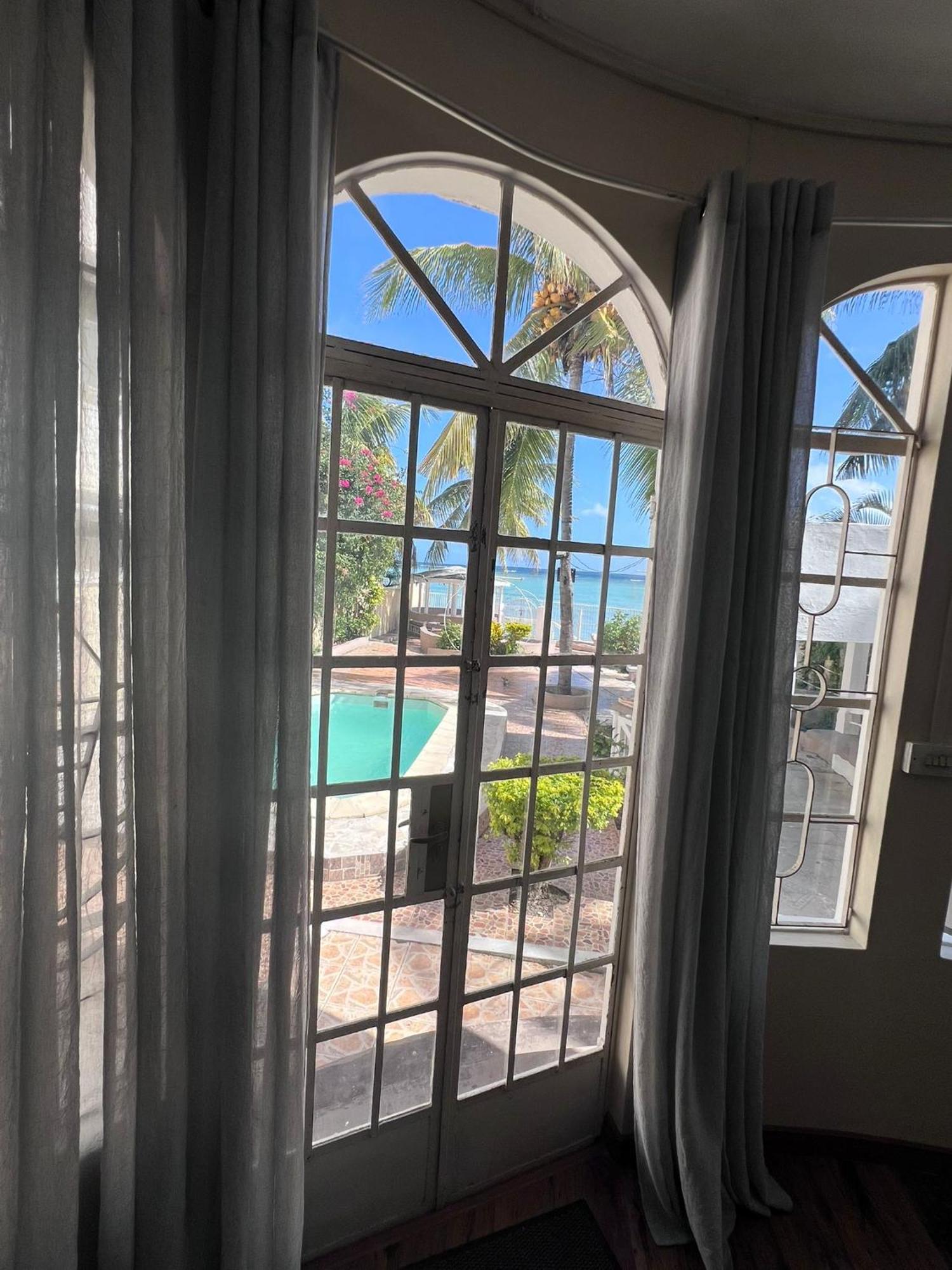 Beachfront Villa Albion